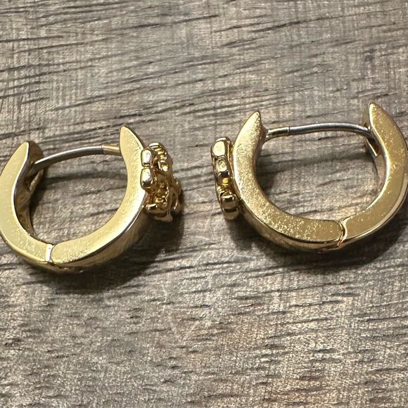 New Auth TORY BURCH ICON HUGGIE EARRINGS in Gold on TB Earring Card - Picture 9 of 12